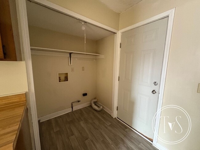 Building Photo - RATE DROP ALERT (was $1300/month) and SUMM...
