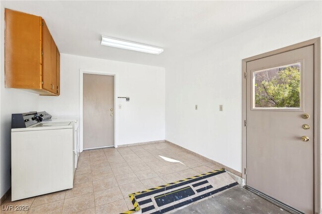 Building Photo - 3013 Sungold Dr