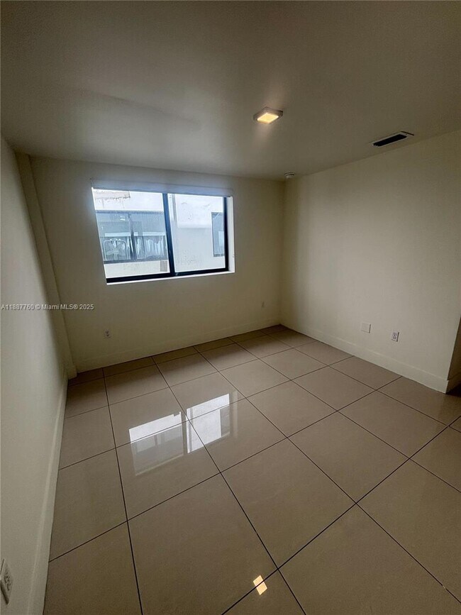 Building Photo - 829 SW 18th Ave