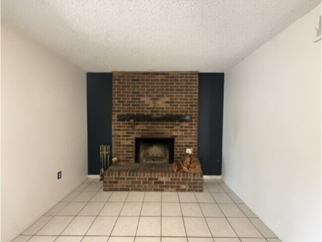 Building Photo - Large 4 Bedroom with Family Room, Fireplace, &amp; Screen Porch!