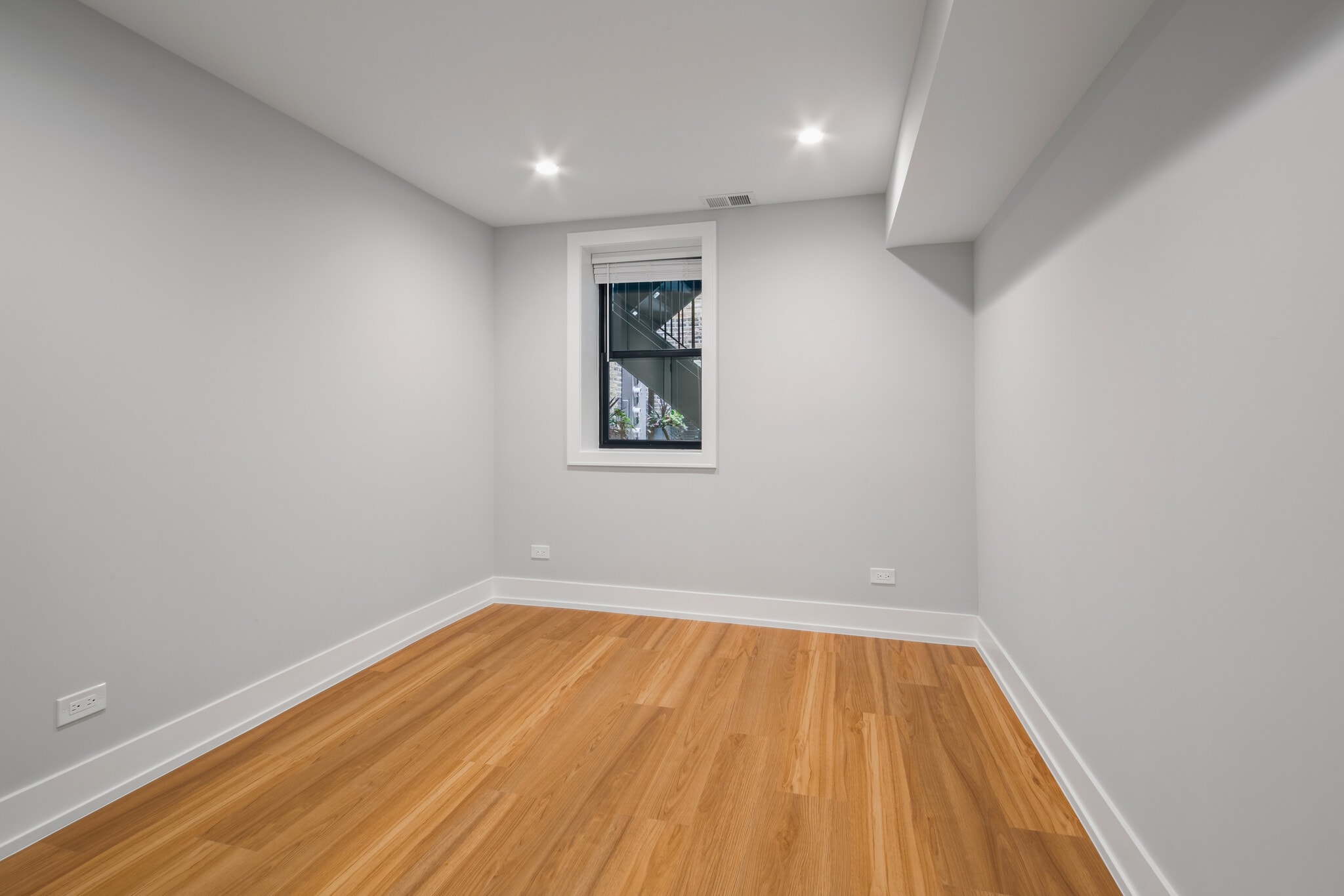 Building Photo - 1370 W Evergreen Ave