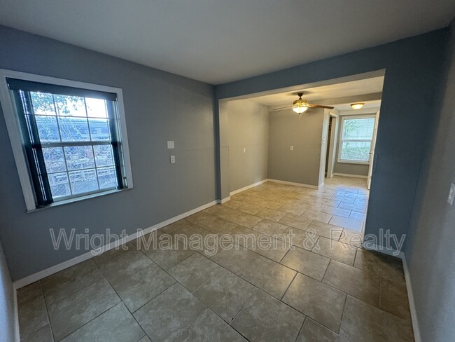 Building Photo - 438 Country Club Dr