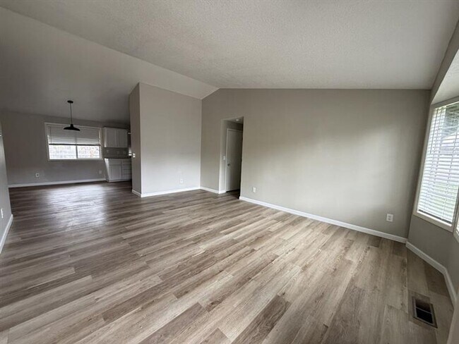 Building Photo - 1333 SW 178th Ave