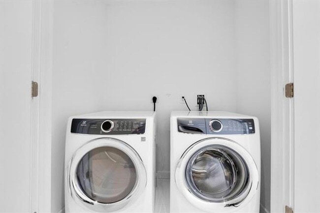 Building Photo - 851 NE 1st Ave