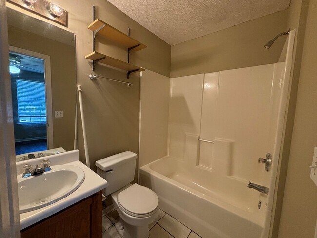 Building Photo - 324 N Ross St