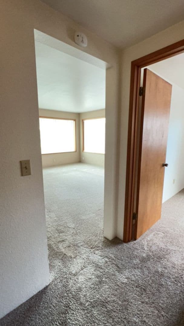 Building Photo - Welcome to this Charming 3 bedroom, 2 bath...