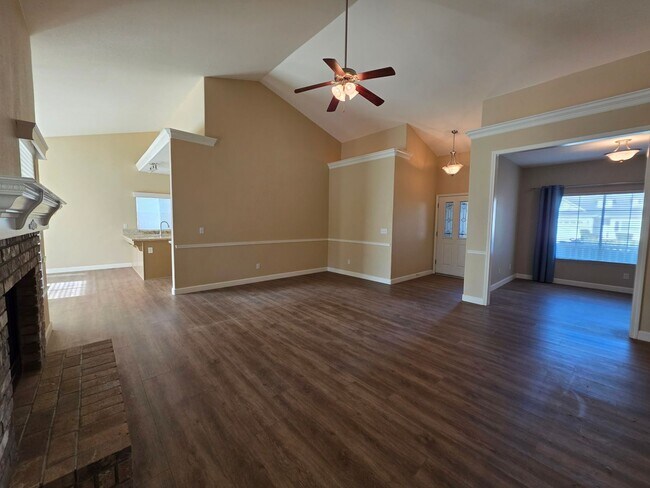Building Photo - *Wait list full- Currently not accepting applications* 3 Bedroom 2 Bathroom with Pool in NW Visalia!