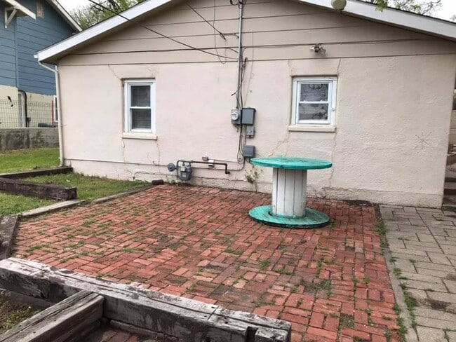 Building Photo - 2 Bedroom House for Rent