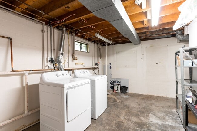Building Photo - Welcome to this charming 3-bedroom, 2 full...