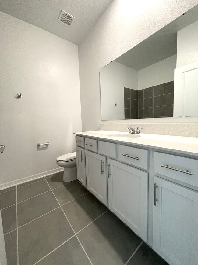 Building Photo - 4 bedroom home $2,195/mo, Storey Creek