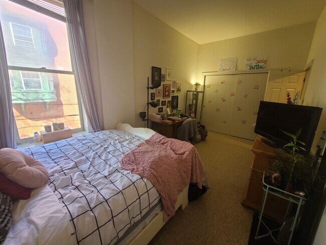 Building Photo - Spacious 2BR/1.5BTH w/ HW Floors, New Kitc...
