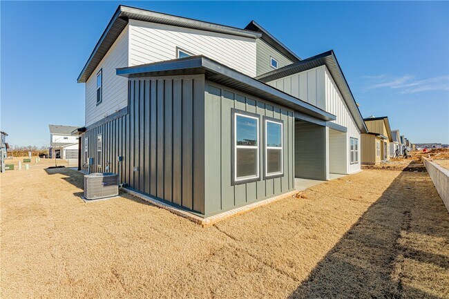 Building Photo - 1406 SW Casuarina Dr