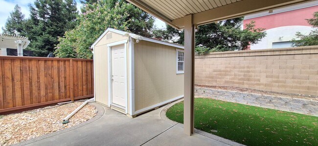 Building Photo - 2080 Mariposa Dr