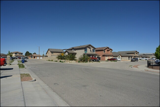 Building Photo - 10045 Paloma Dr