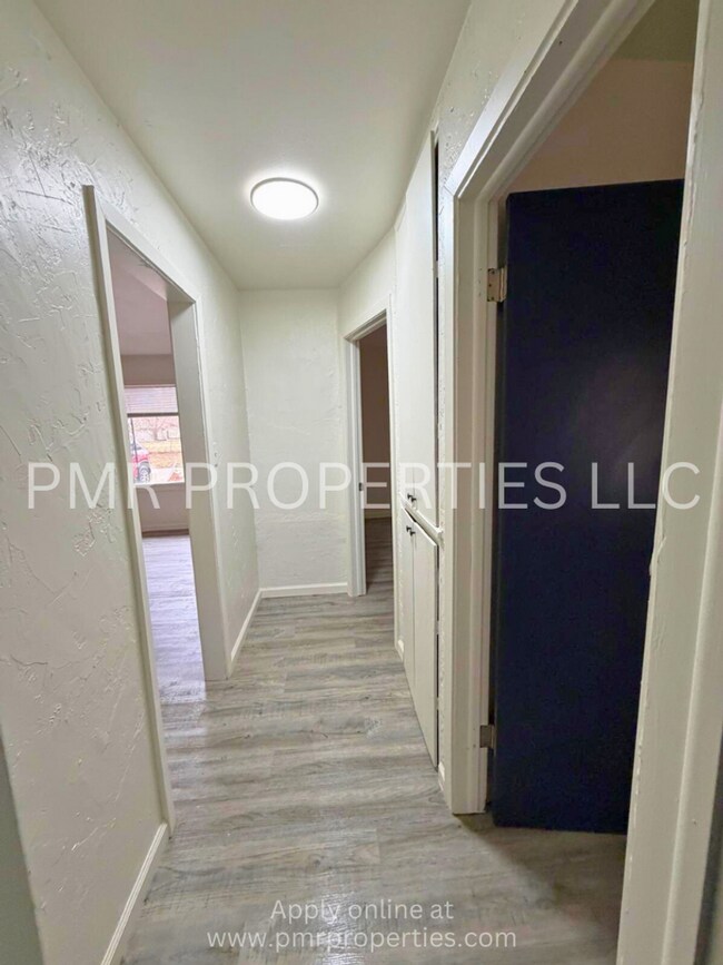 Building Photo - 2 Bedrooms / 1 Bathroom House
