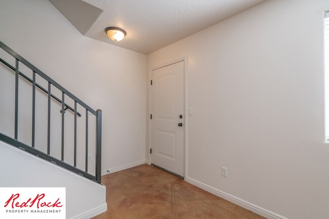 Building Photo - Charming 3 Bedroom Townhome