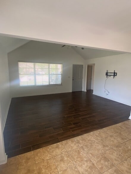 Living Room/Front door - 2709 Brittany Ln