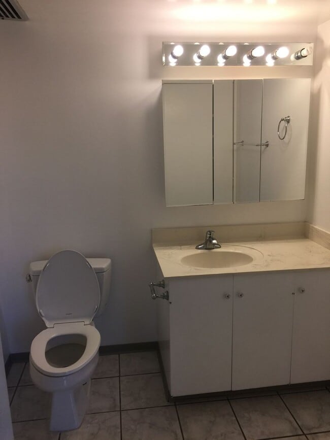 Building Photo - Sakura Condo, 1 bed, 1 bath, covered parking, Nuuanu