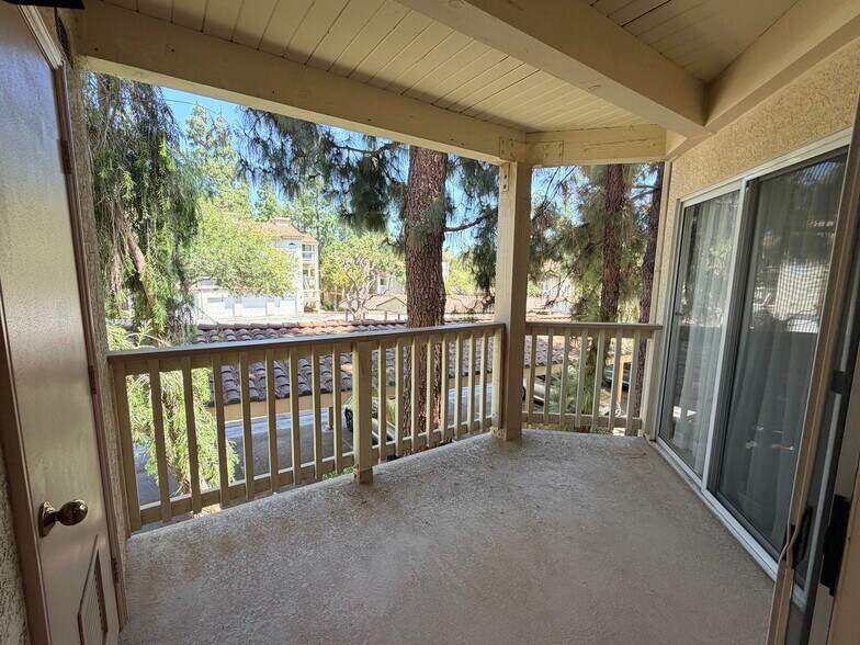 Building Photo - 653 Oak Run Trl