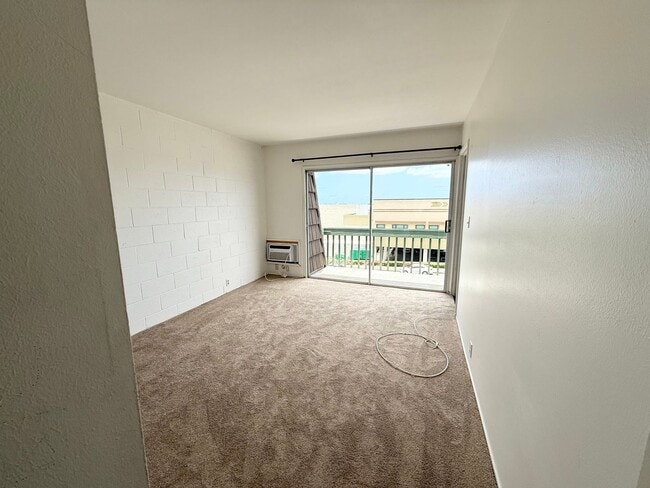 Building Photo - MOVE IN READY! Pacific Village- 3 Bd/ 2.5 Ba Town House