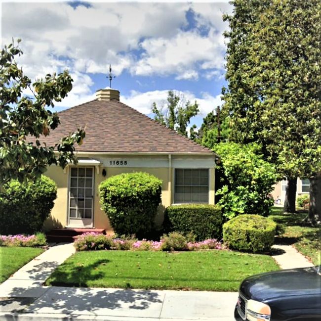 Front yard of 4-plex - 11657 Magnolia Blvd