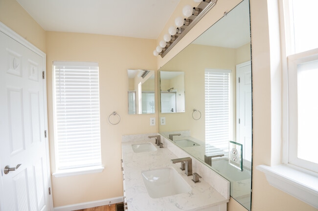 Building Photo - 9952 Melbourne Cir