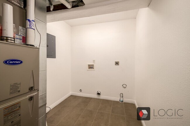 Building Photo - Stunning Single Family Home In Excellent L...