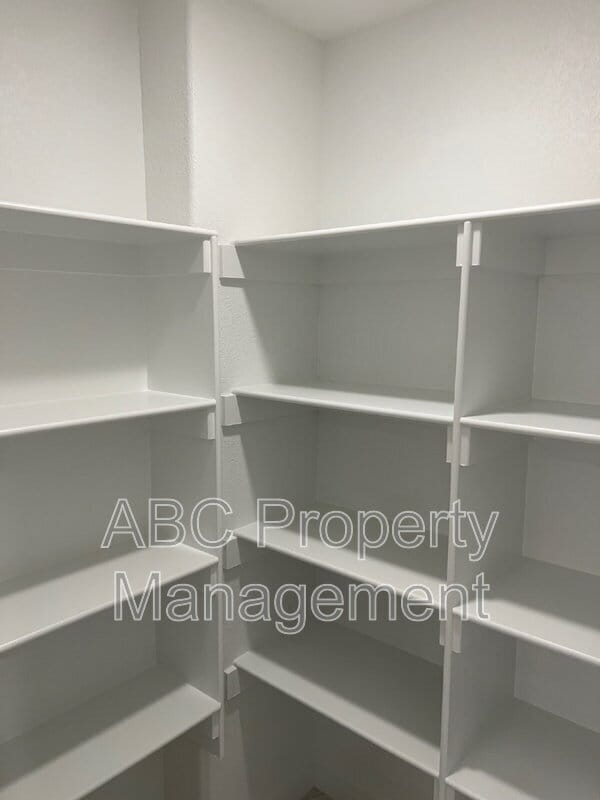 Building Photo - 426 W Tyler Rd