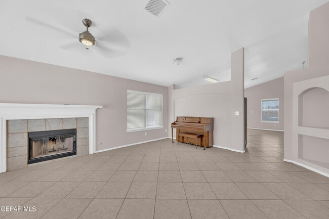 Building Photo - 11868 Oak Crossing Dr