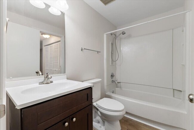 Building Photo - Beautifully Renovated Townhome For Rent In...