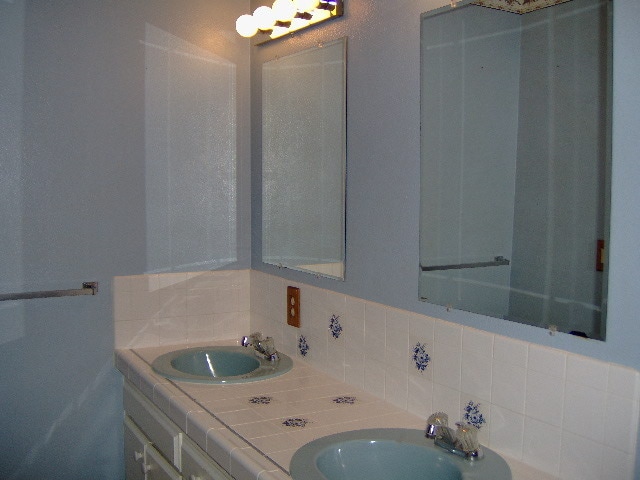 Building Photo - Cozy Townhouse! Water Sewer and Garbage Included!