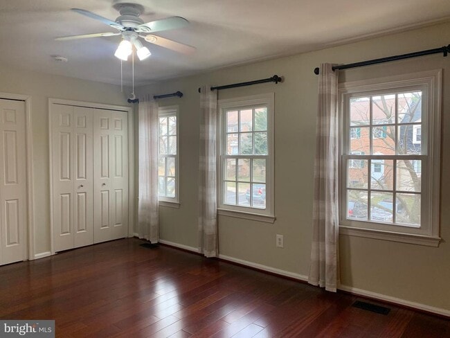 Building Photo - 3027 Mozart Dr