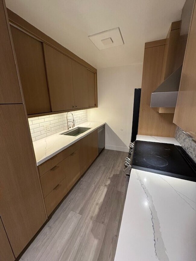 Building Photo - Modern Alamitos Beach 2 bedroom Condo plus...