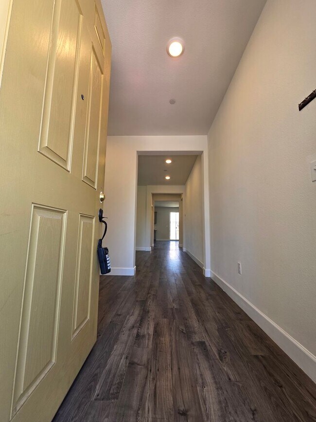 Building Photo - Newer 5 Bedroom 4.5 Bathroom in SE Visalia!! Coming soon!!