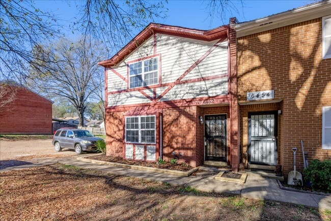 Building Photo - Updated 3 Bedroom Townhome