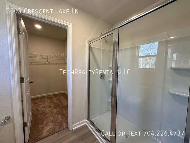 Building Photo - 3003 Cres Lk Ln