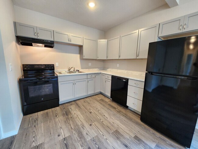 Building Photo - Spacious 2-Bedroom, 1-Bathroom Home AVAILA...