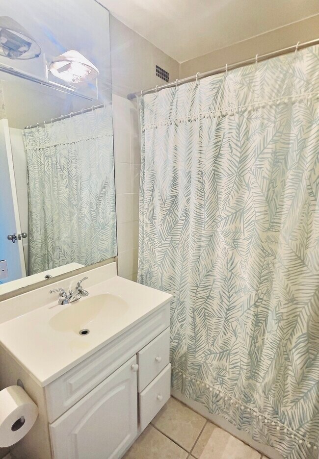 Building Photo - 1255 N Sandburg Terrace