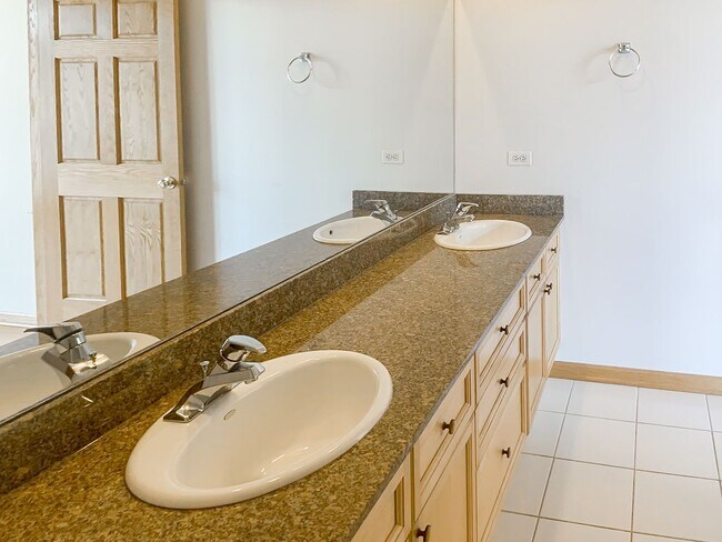 Building Photo - 2539 N Southport Ave