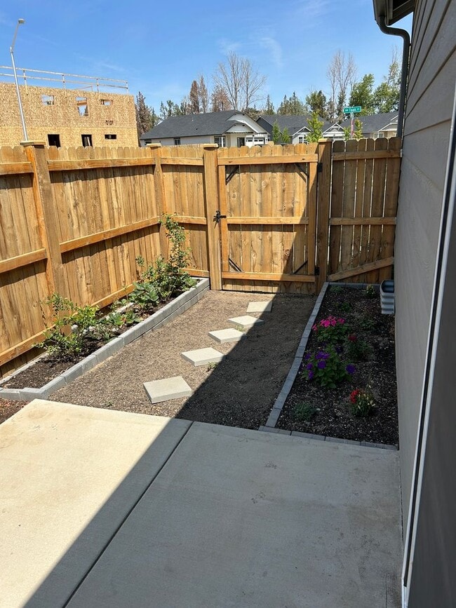 Building Photo - Newer 3 Bedroom / 2 Bathroom Home In NW Re...