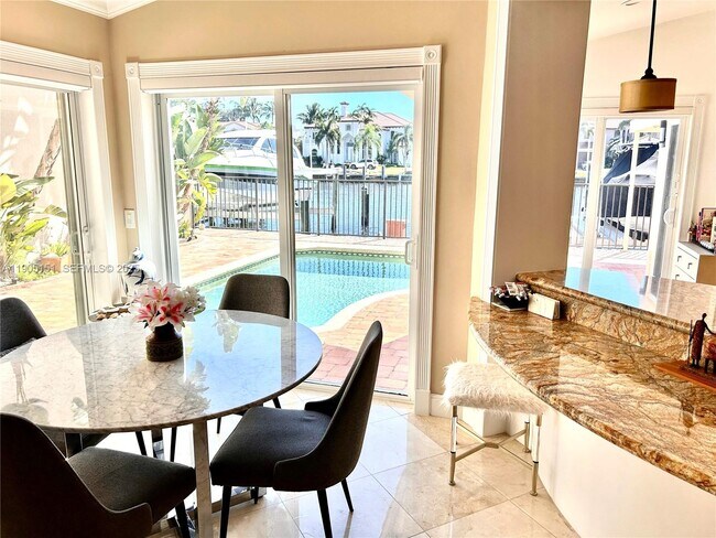 Building Photo - 484 Commodore Cir