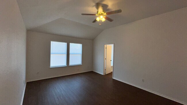 Building Photo - Move-in Ready Open Layout with a Huge Yard!