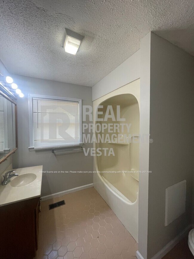 Building Photo - 102 River Chase Court-