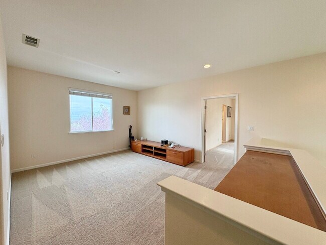 Building Photo - 50% off your first month’s rent move-in special! Spacious 4BR / 2.5BA Home in Pittsburg