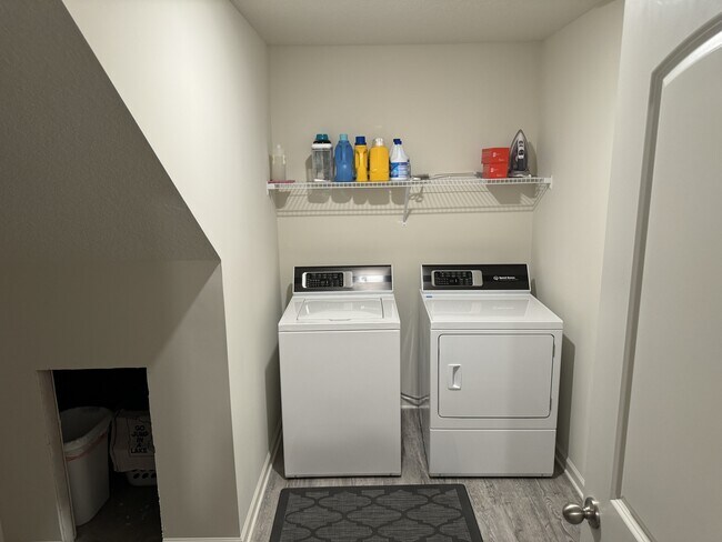 Building Photo - 1038 White Tail Ln