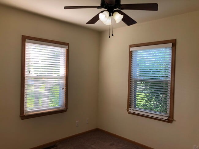 Building Photo - Awesome 2 bedroom 1 bath with basement, fe...