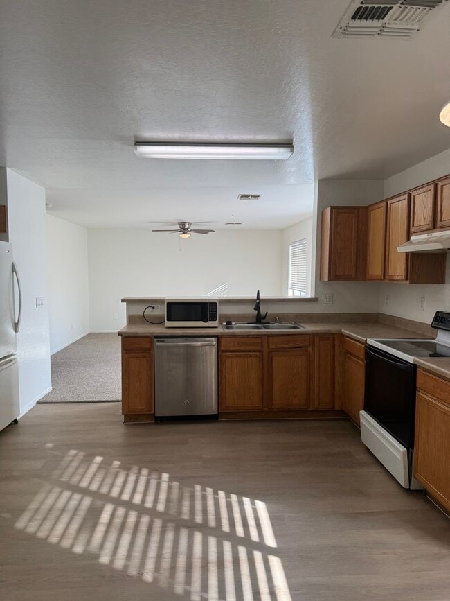 Building Photo - 4 BEDROOM IN PARK MEADOWS