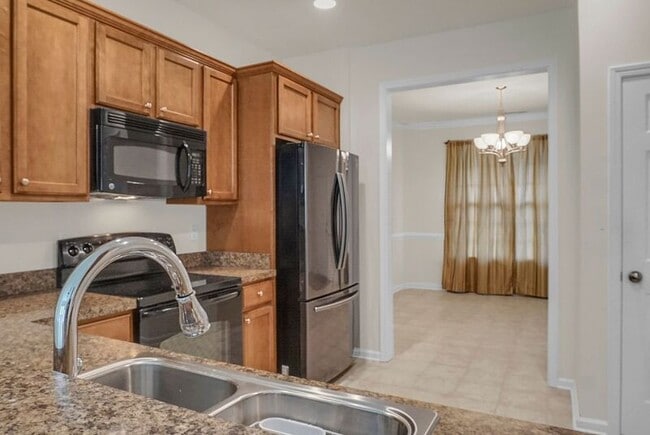 Building Photo - 215 Hemingway Cir