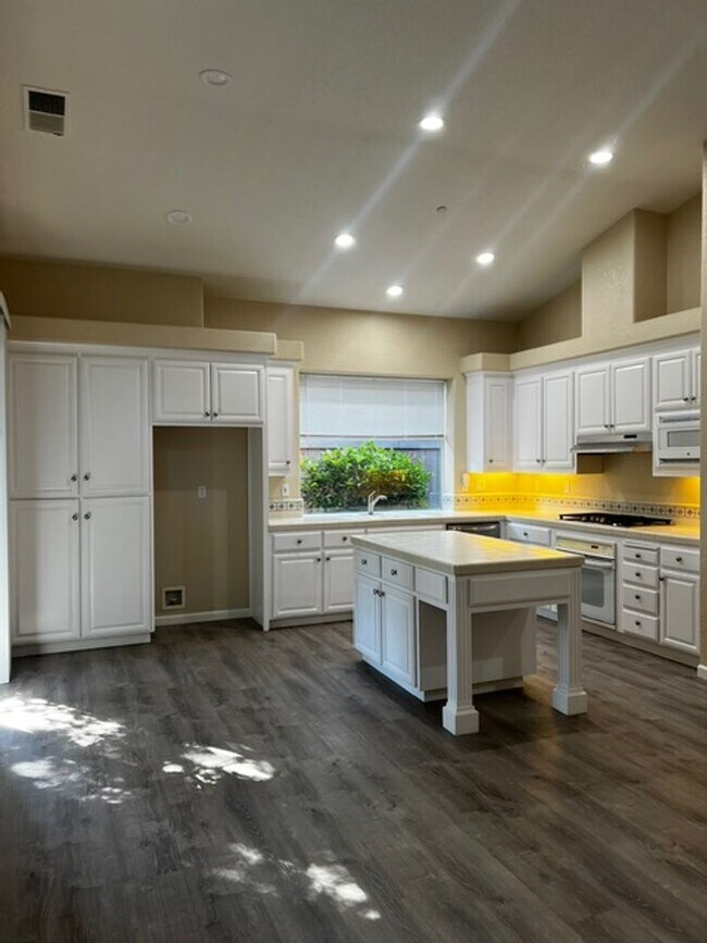 Building Photo - Desired Two Story 3 Bedroom 2.5 Bath Petal...