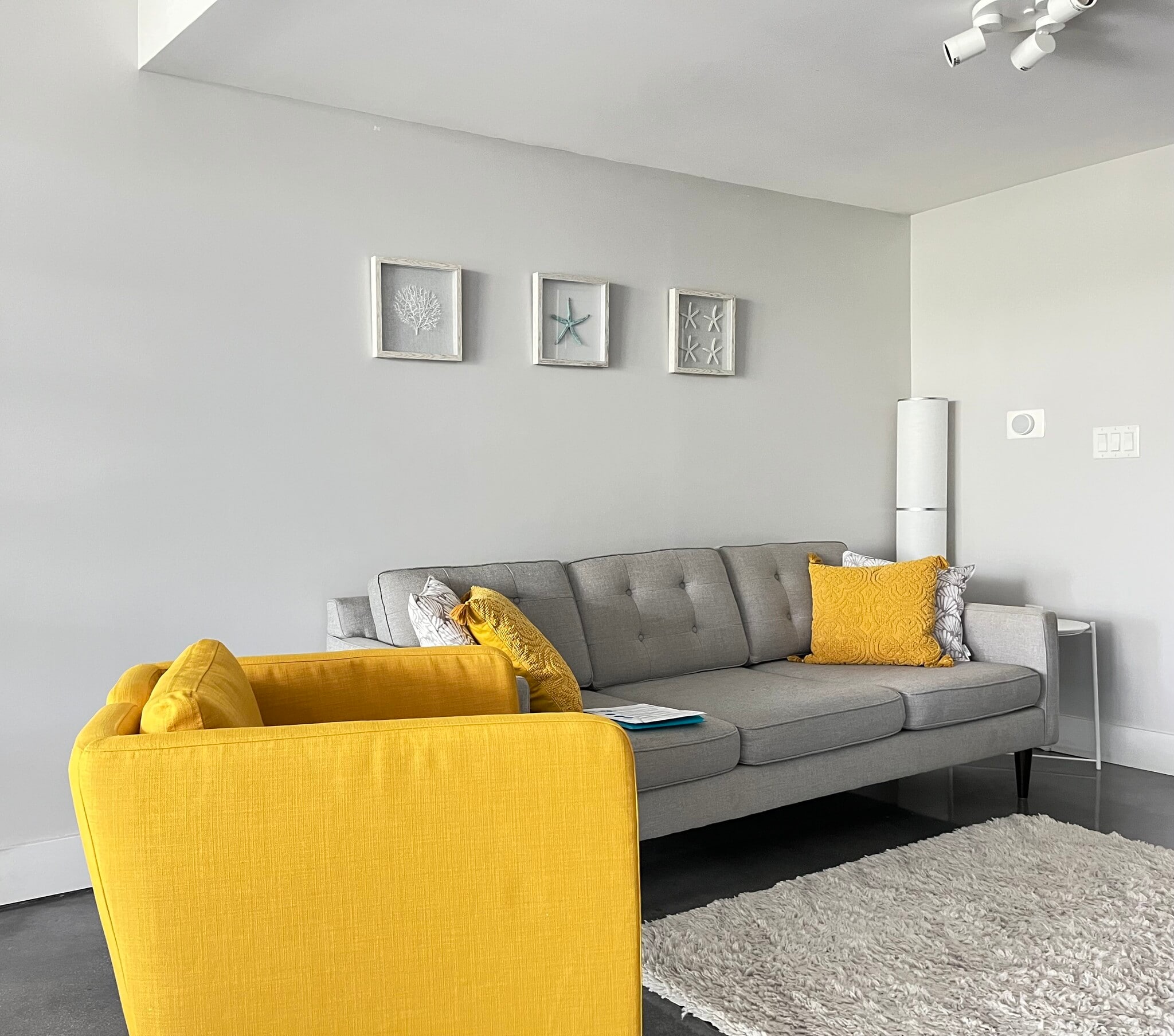 Comfortable living-room with large HD TV and Cable Channels - 6620 Indian Creek Dr